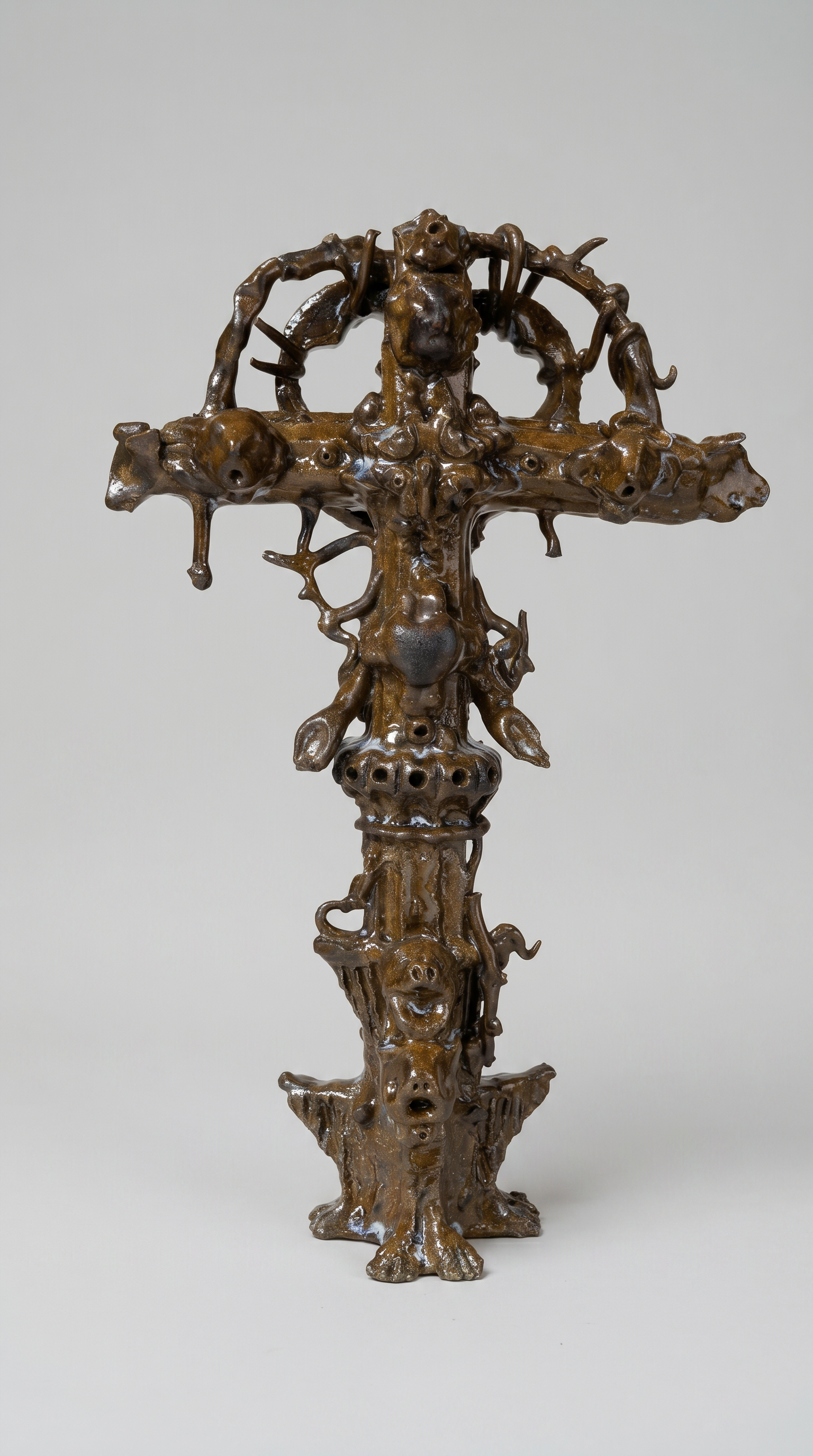 Crucifix II, 2026. Céramique, grès émaillé, 32 × 20 × 9,5 cm. Photo © Grégory Copitet